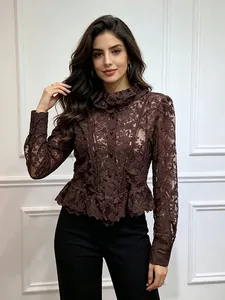 Elegante braune Spitzenbluse mit Rüschenkragen und Schößchensaum für Damen