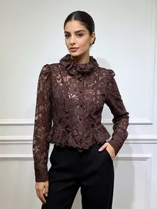 Elegante braune Spitzenbluse mit Rüschenkragen und Schößchen-Taille für einen schicken Look