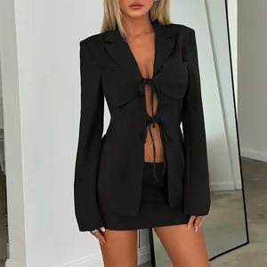 Completo blazer nero con design cut-out, chiusura a fiocco e minigonna abbinata