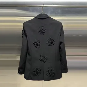 Dettaglio del retro di un blazer nero stile francese con applicazioni floreali 3D decorative