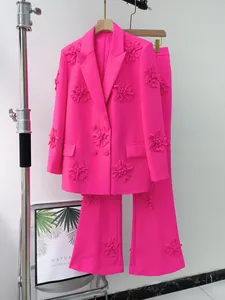 Dettaglio di blazer rosa vibrante con applicazioni floreali 3D