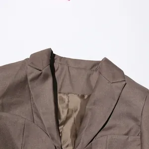Primo piano dettagliato di un colletto di blazer marrone con fodera in raso e rever