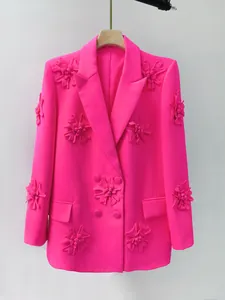 Vista dettagliata di un blazer fucsia con applicazioni floreali 3D e bottoni a doppiopetto
