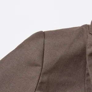 Vista macro del tessuto twill di alta qualità e della cucitura della spalla di un blazer marrone