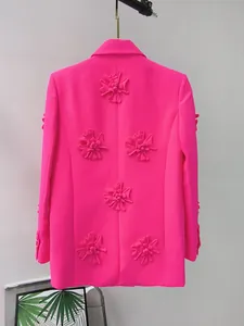 Vista posteriore dettagliata del blazer rosa neon in stile francese con fiori 3D eleganti