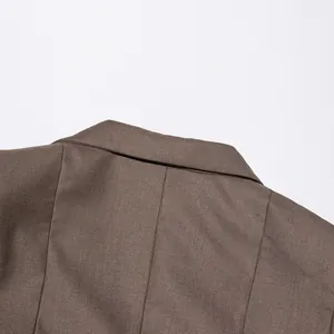 Dettaglio del colletto posteriore e delle cuciture sulle spalle di un blazer marrone