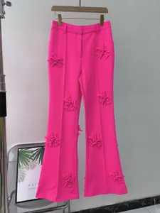 Pantaloni rosa vivace con eleganti applicazioni floreali 3D e taglio svasato