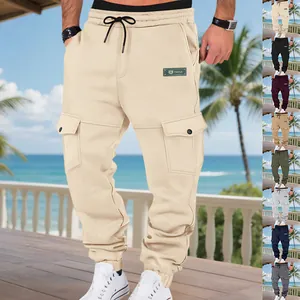 Detaillierte Produktansicht der gefütterten Herren Fleece-Cargo-Jogginghose in acht Farben