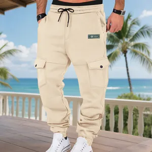 Nahaufnahme einer beigen Fleece-Cargohose mit funktionalen Klappentaschen an der Seite