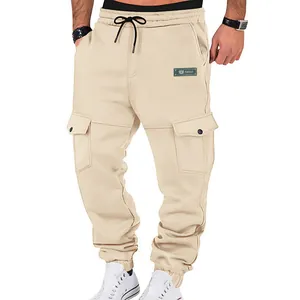 Detailansicht der dicken Fleece-Cargohose für Herren in Khaki mit praktischen Taschen