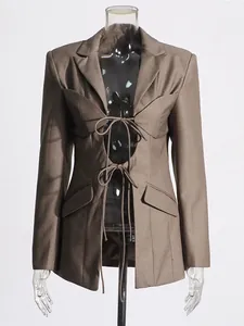 Elegante blazer marrone da donna con lacci, ritagli e design irregolare alla moda