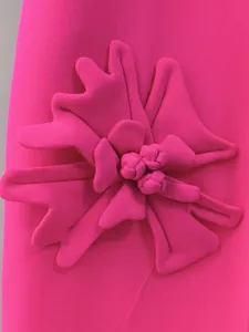 Primo piano dettagliato del fiore in tessuto 3D su un blazer da donna rosa acceso