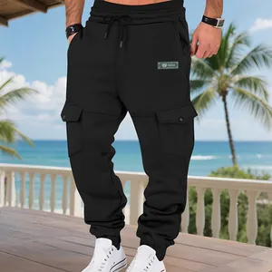 Schwarze gefütterte Cargo-Jogginghose für Herren mit vielen Taschen im Freien