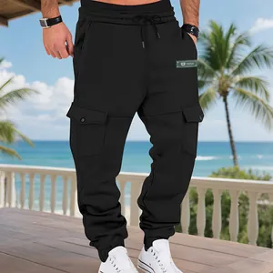 Detailansicht der schwarzen gefütterten Herren-Cargohose mit vielen praktischen Taschen