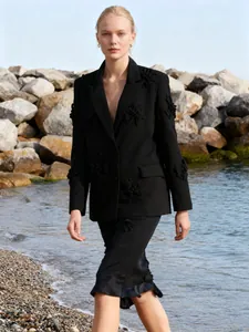 Elegante blazer nero oversize da donna con dettagli di fiori in rilievo 3D artistici.