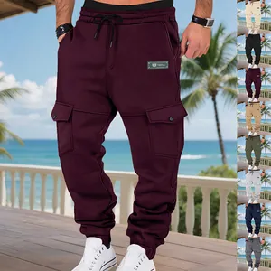 Detailansicht der Herren-Fleece-Cargohose mit verschiedenen Farboptionen und Passform.