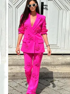 Elegante completo blazer fucsia con fiori 3D e vestibilità comoda per donna alla moda