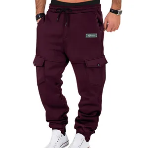 Detaillierte Ansicht der burgunderroten Fleece-Cargo-Jogginghose mit Taschen für Herren