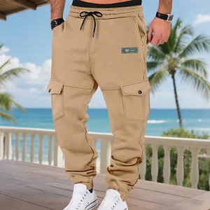 Herren Cargo-Jogginghose in Khaki mit mehreren Taschen, präsentiert von einem Model