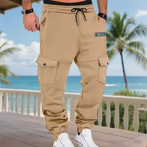 Nahaufnahme einer khakifarbenen, mit Fleece gefütterten Cargo-Jogginghose für Herren