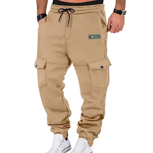 Detailansicht der khakifarbenen Winter-Fleece-Cargo-Jogginghose mit vielen Taschen.