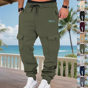 Herren Cargo-Jogginghose mit Fleecefutter, verschiedenen Farben und mehreren Taschen.