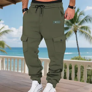 Olivgrüne, fleecegefütterte Herren-Cargohose mit mehreren Taschen und Jogger-Bündchen