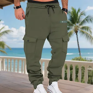 Herren-Jogginghose mit Fleecefutter, Cargotaschen und Kordelzug in stilvollem Olivgrün.