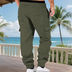 Detaillierte Rückansicht einer olivgrünen Herren-Fleece-Cargohose mit funktionellen Taschen