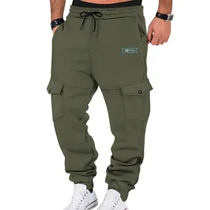 Detailansicht der olivegrünen Fleece-Cargohose für Herren mit praktischen Mehrfachtaschen