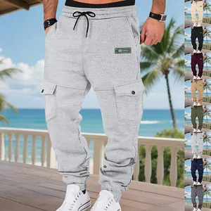 Detailansicht der dicken Cargo-Jogginghose für Herren mit Fleece-Futter und Taschen