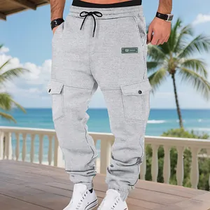 Detailansicht der grauen Herren-Fleece-Cargohose für den Winter mit Kordelzugbund
