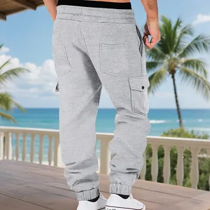 Detailansicht der grauen Fleece-Cargohose für Herren mit praktischem Multi-Pocket-Design
