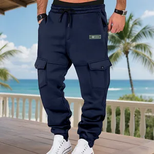 Detailansicht der dunkelblauen Herren-Fleece-Cargohose mit praktischen Taschen
