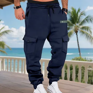 Detailansicht der dunkelblauen Herren-Cargo-Jogginghose mit warmem Fleecefutter.