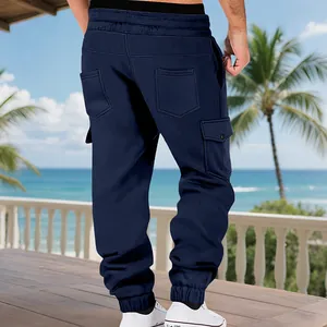 Detailansicht der Rückseite einer dunkelblauen Fleece-Cargohose für Herren mit Taschen