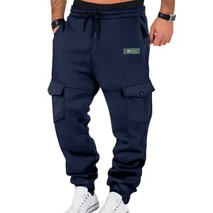 Vorderansicht der dunkelblauen Herren-Cargo-Jogginghose mit Fleece-Futter und Taschen