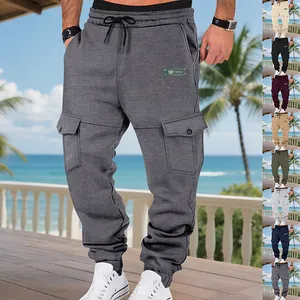 Herren Winter Fleece Cargo-Jogginghose mit Multi-Taschen-Design und elastischen Bündchen.