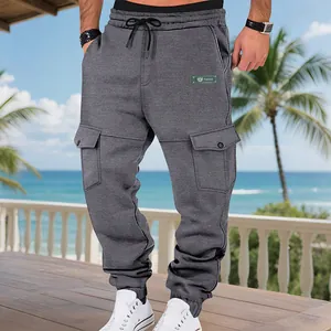 Detailansicht der grauen Herren-Fleece-Cargohose mit Seitentasche und Kordelzug