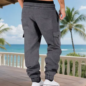 Rückansicht der grauen Herren-Cargo-Jogginghose mit Fleece-Futter und Seitentaschen