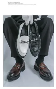 Mocassins élégants pour hommes en noir, blanc et marron avec texture tissée chic