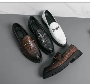 Mocassins pour hommes texture crocodile avec boucle mors et semelle crantée