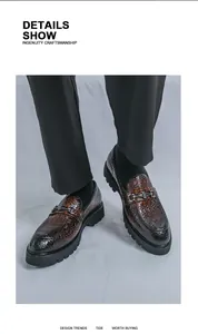 Gros plan détaillé de mocassins marron tressés pour hommes avec boucle et semelle épaisse.