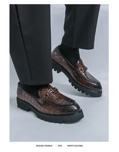 Gros plan sur les mocassins en cuir tressé marron pour hommes avec boucle métallique