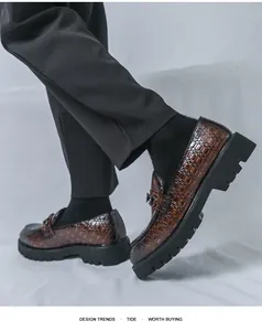 Détail de mocassins en cuir tressé marron avec semelles noires épaisses