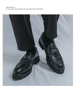 Détail de mocassins pour hommes en cuir noir à texture crocodile avec boucle en métal
