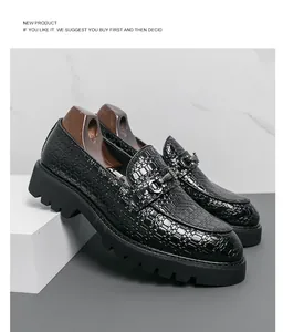 Gros plan de mocassins noirs à texture tissée et semelles épaisses en studio