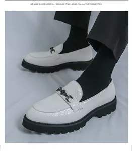 Gros plan de mocassins blancs pour hommes avec boucle mors et semelle crantée noire