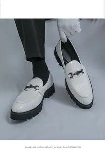 Vue détaillée de mocassins blancs élégants pour hommes avec boucle et cuir texturé
