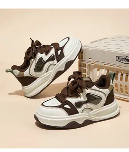 Vista detallada de las zapatillas con cordones marrones y blancas para niñas con suela